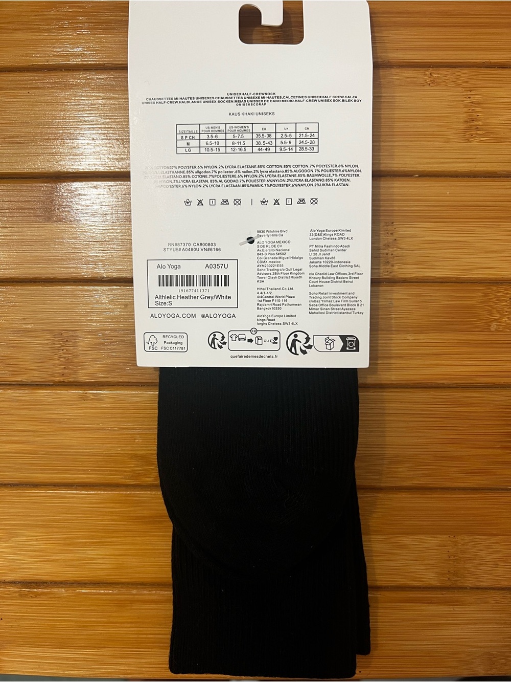 Alo Yoga Unisex Ribbed Logo Crew Socks S Black Athleisure Casual Everyday - Picture 2 of 3